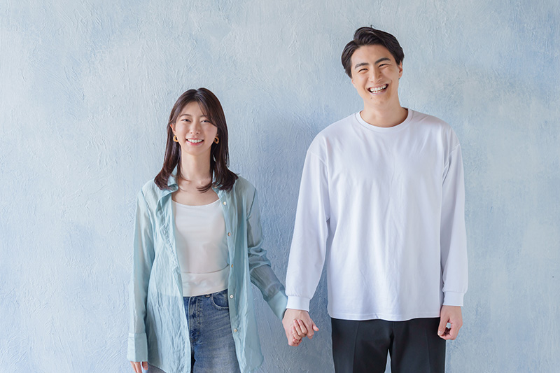 手を繋ぐ若い男女