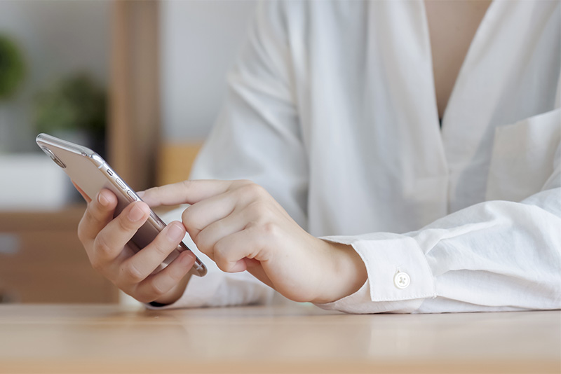 スマホを操作する女性