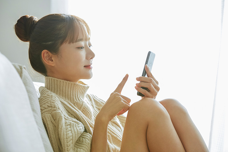 スマホを操作する女性