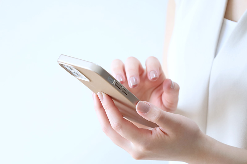 スマホを操作する女性の手元