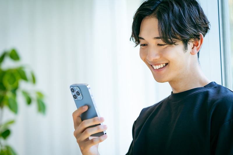 スマホを操作する男性