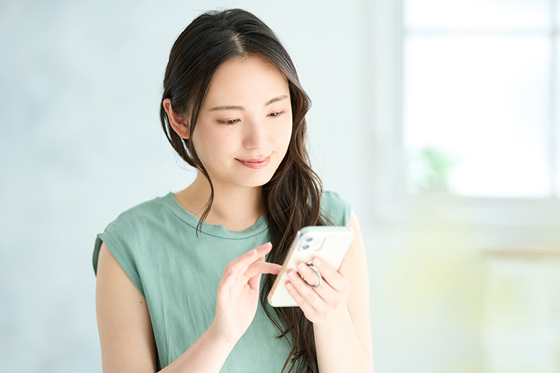 スマホを操作する女性