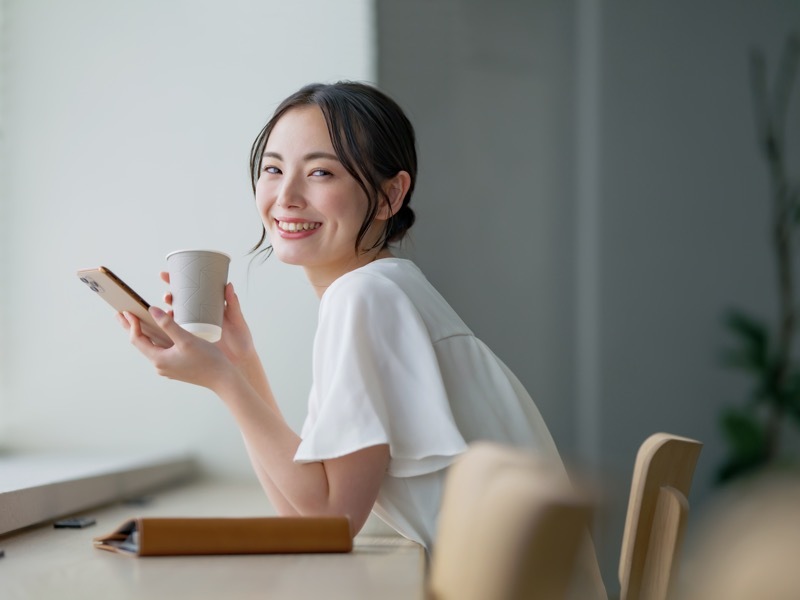 お茶を飲む女性