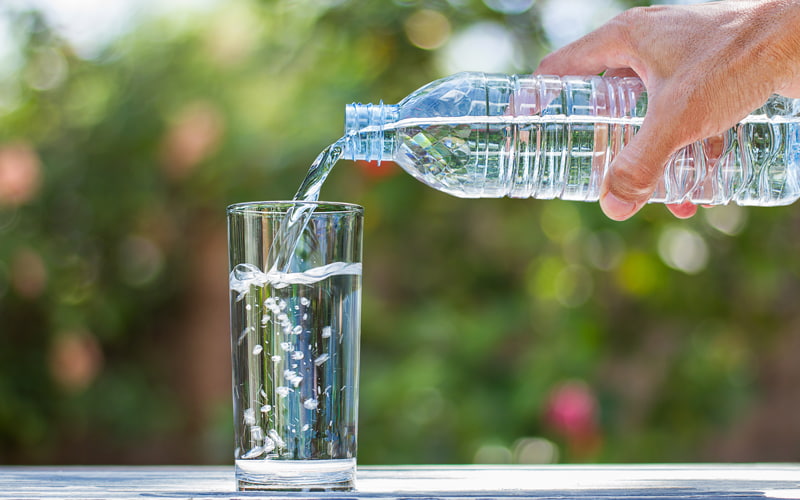 コップに水を注ぐ様子