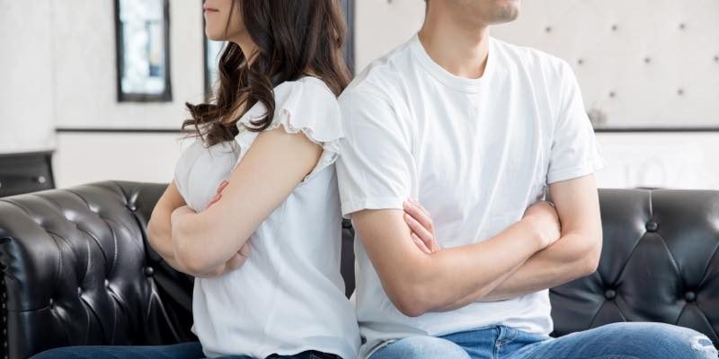 喧嘩して背中合わせになっている男女
