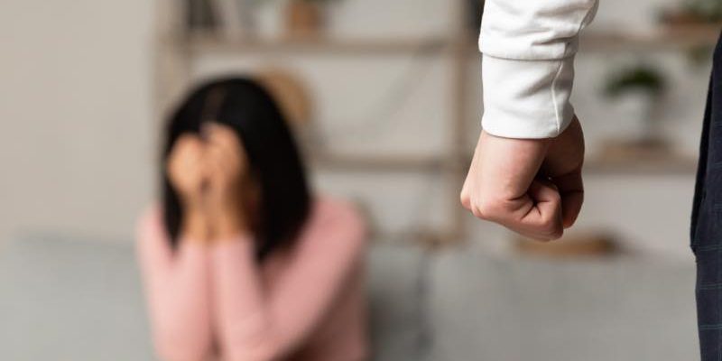 拳を握る男性と怯える女性