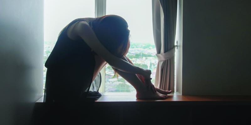 落ち込む女性の写真