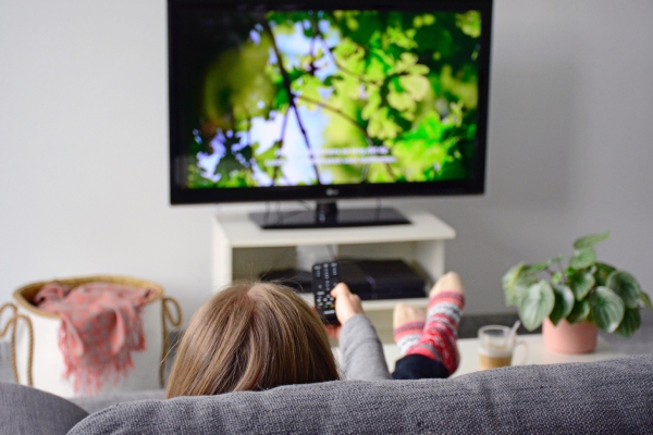 テレビを観る女性