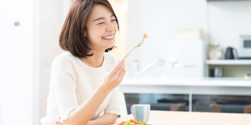 ご機嫌で食事をする女性