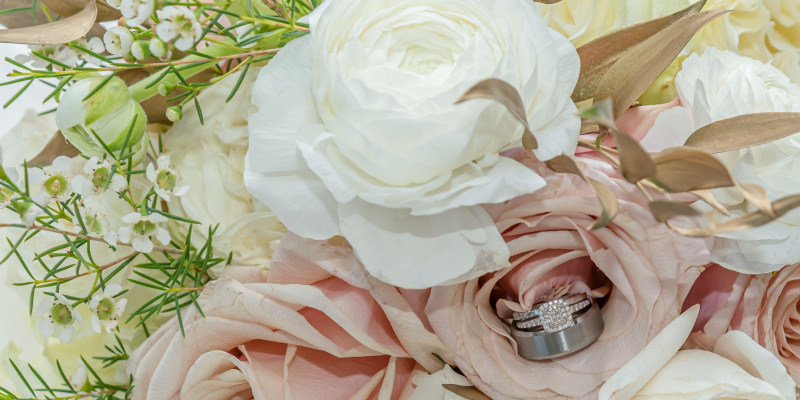 バラの花の中に婚約指輪