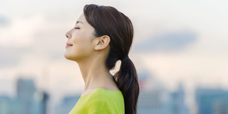 明るい未来を考える女性