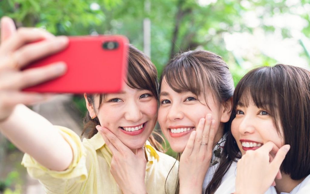 「よく笑う女性」がモテる理由は？【男性100人に聞いた】好印象な笑い方3つ＆NGな笑い方5つ | Oggi.jp