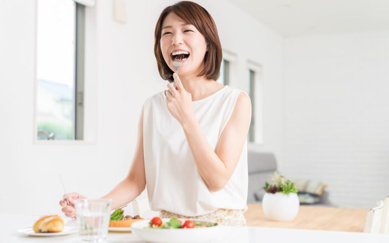 お腹がすいたとき何も食べないのはNG？【女性100人に聞いた】空腹を紛らわす7つの方法 Oggi.jp