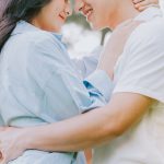 男性がバックハグをする心理は？彼をキュンとさせる可愛い反応を伝授 | Oggi.jp