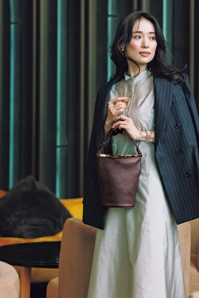 白ワンピース×ストライプジャケット