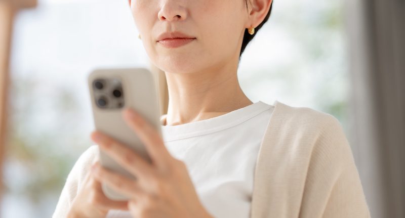 【女性100人に聞いた】彼氏の返信が遅いときの対応は?