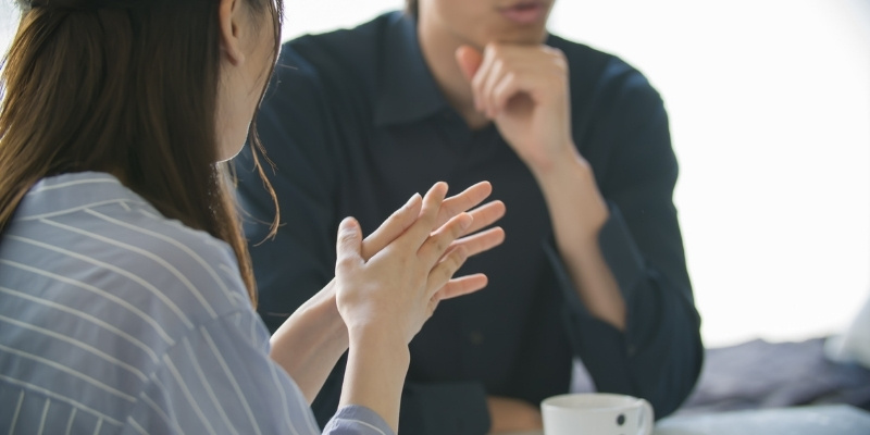 会話するカップルの写真