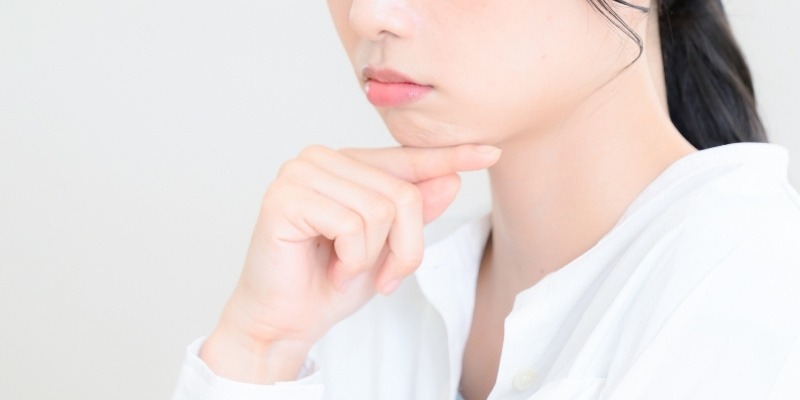 考える女性の写真