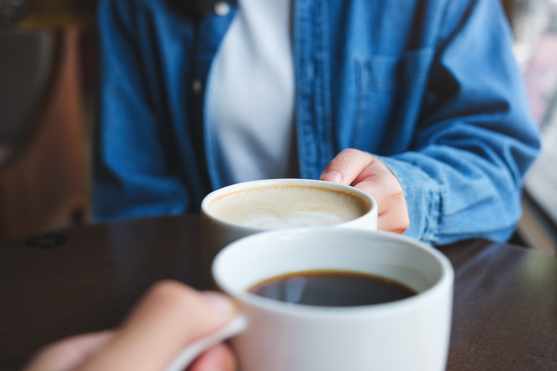 カフェでコーヒーを飲む人