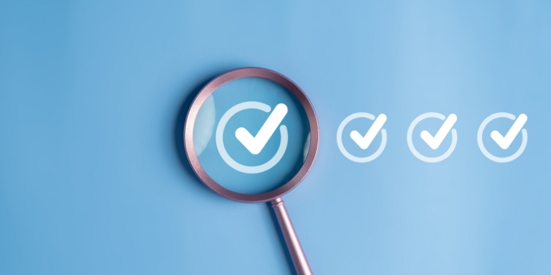 チェックマークとルーペのイメージ画像