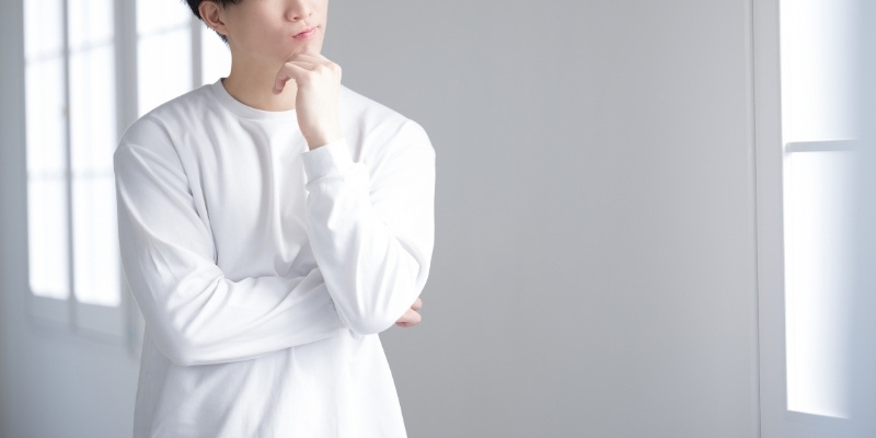 考える男性の写真