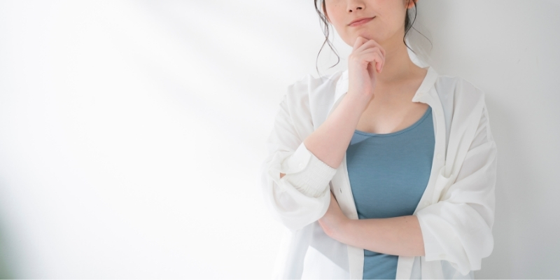 考える女性の写真