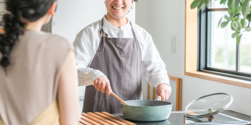 æ–™ç†ã™ã‚‹ç”·å­ã®å†™çœŸ