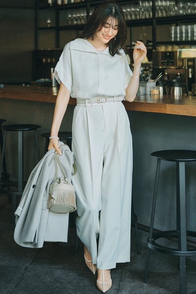 白ブラウス×白パンツ×ジャケット