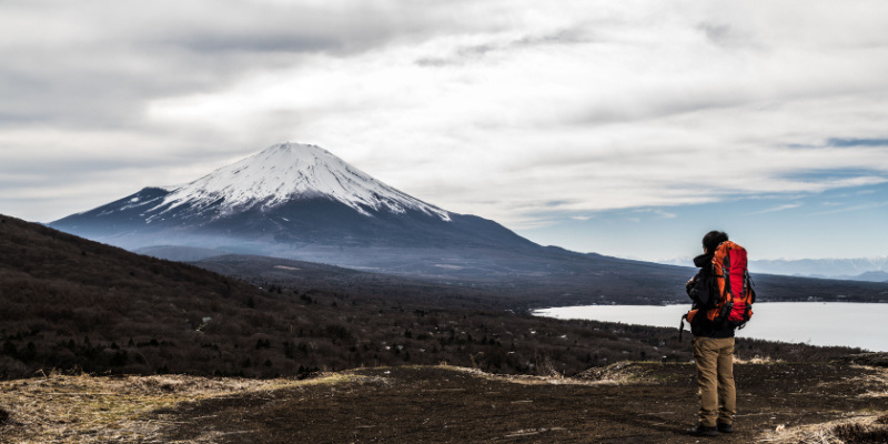 富士山を眺める男性