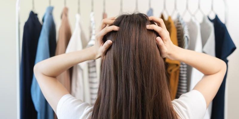 クローゼット前で頭を抱える女性
