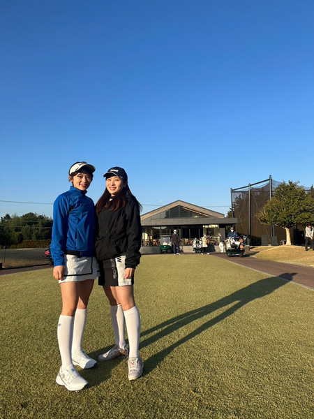 ゴルフ場で写真を撮る女性2人