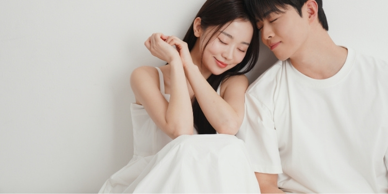 リラックスした表情で寄り添うカップルの写真