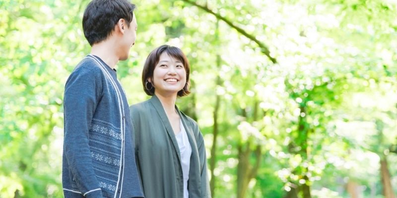 並んで歩く穏やかなカップルの写真