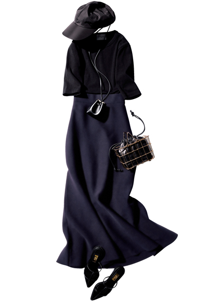 黒Tシャツをモダンに昇華するスカートコーデ