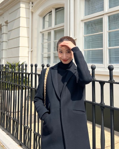 黒いコートを着る家城麻依子さん