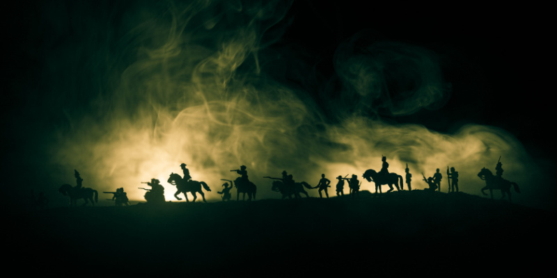 暗闇に馬で移動する人々
