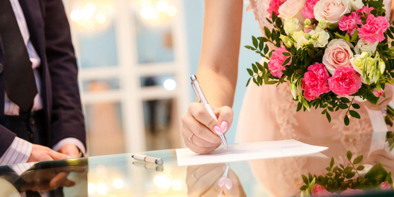 書類を記入する花嫁