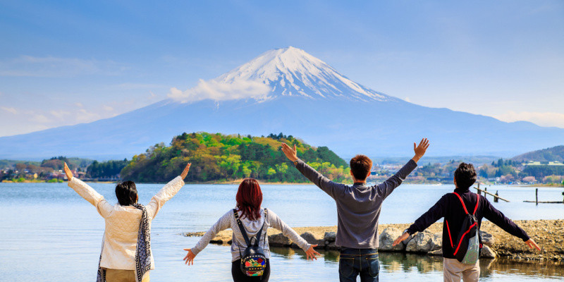 富士山に向かって喜ぶ人たち
