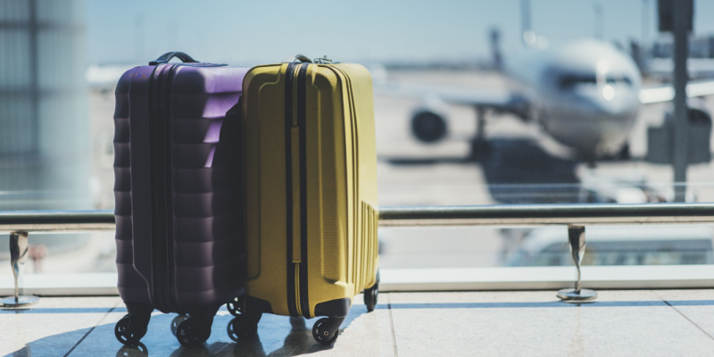 空港に並ぶ２つのスーツケース