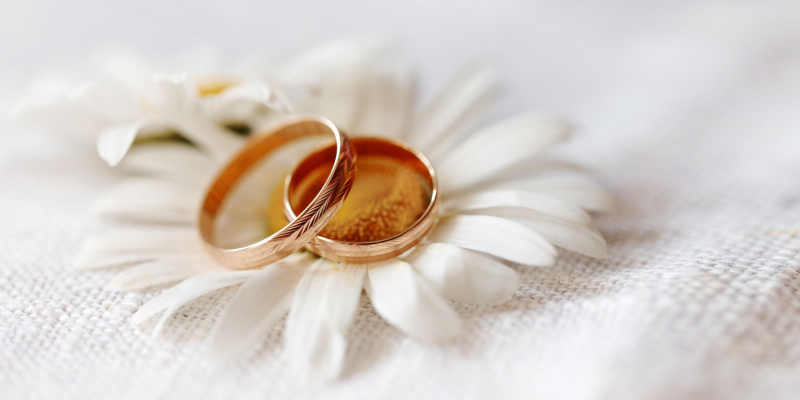 お花の上に重ねた結婚指輪