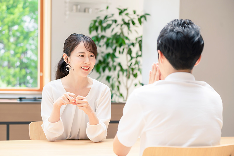 話をする男女
