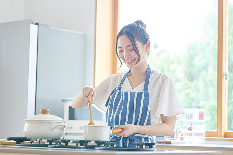 料理をする女性