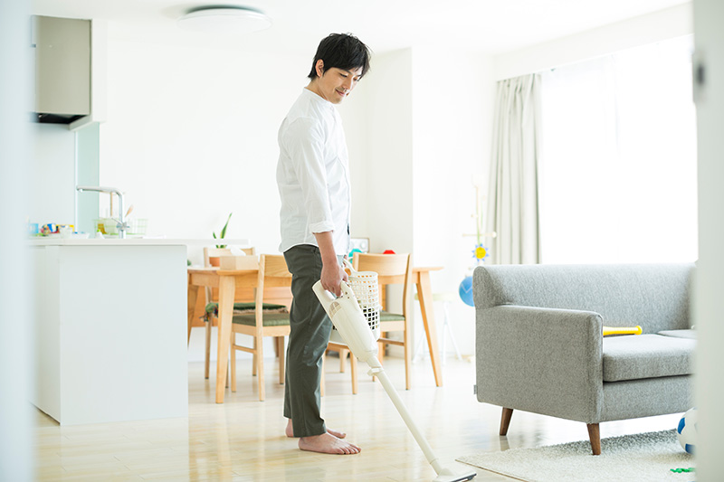 掃除をする男性