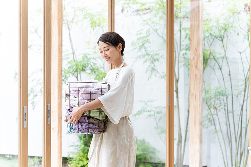 洗濯をする女性