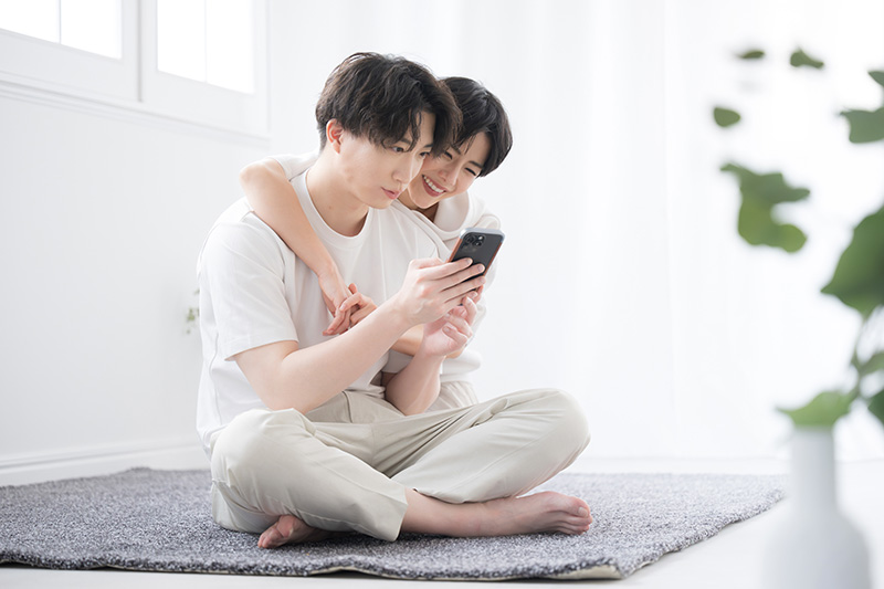 一緒にスマホを見るカップル