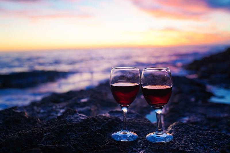 海辺でワイン
