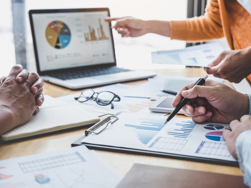 資料をみせる手元