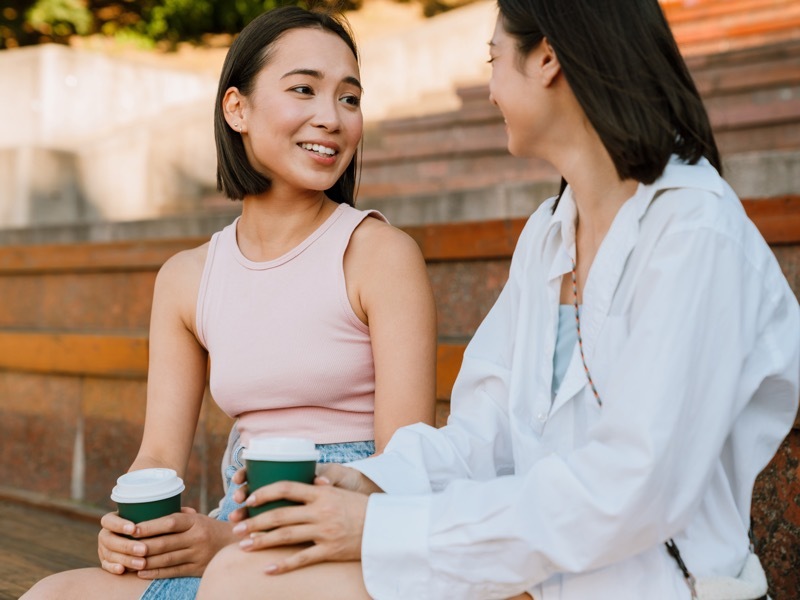 会話する友人たち