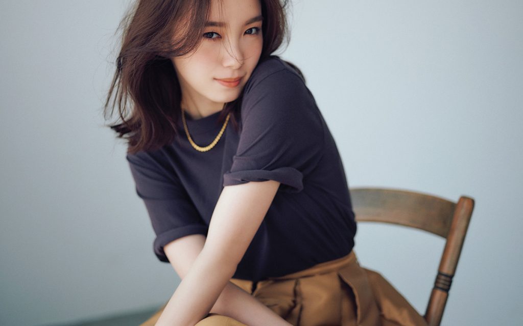「Tシャツ」はカジュアルだけじゃない! 女っぽく着こなすコツを人気スタイリストが指南 | Oggi.jp
