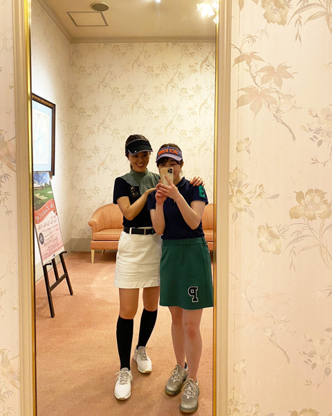 鏡で写真を撮る女性2人